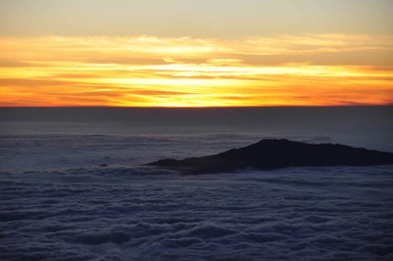 Pôr-do-sol maravilhoso no alto do Mauna Kea, a 4.200 metros de altitude a temperaturas próximas de zero, na Big island, no Hawaii